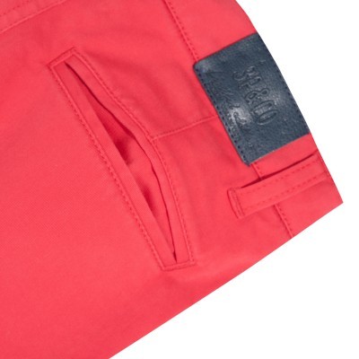 Calças ou bermudas vermelhas com bolso traseiro e etiqueta preta SPAGO