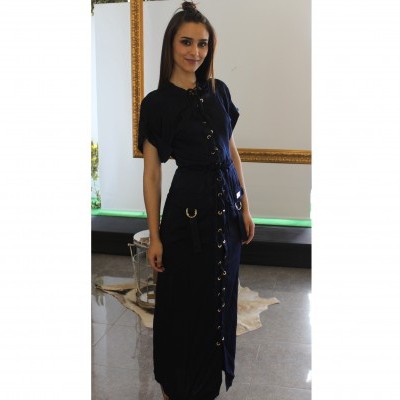 Vestido comprido preto com botões e cordões em ambiente interior