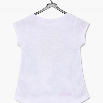 T-shirt branca feminina de manga curta pendurada num cabide