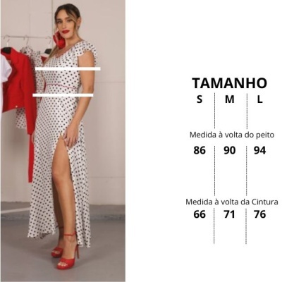 Vestido comprido branco com bolinhas pretas e fenda, apresentado por mulher com sapatos vermelhos