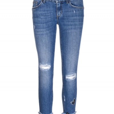 Calças de ganga azuis com rasgos e aplicações de borboletas