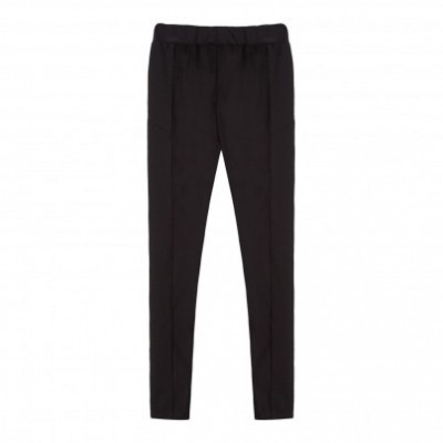 Leggings pretas femininas com cintura elástica sobre fundo branco