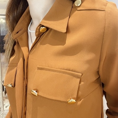 Camisa mostarda com botões dourados e bolsos frontais