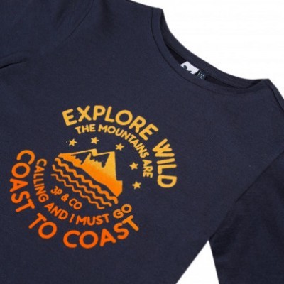 Camisola manga comprida azul escura com estampado amarelo e laranja de montanha e texto.