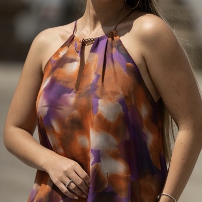 Vestido feminino estampado laranja e roxo com alças finas e detalhe dourado no decote