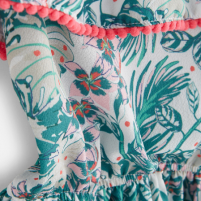 Vestido floral com pompons rosa e cintura franzida