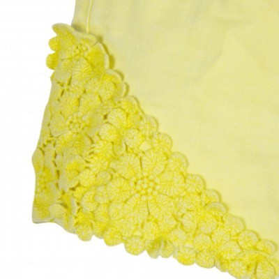Peça de roupa amarela com renda floral amarela na bainha