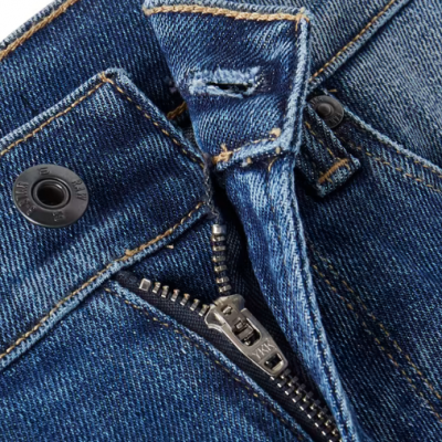 Fecho e botão frontal de jeans azul com costuras castanhas