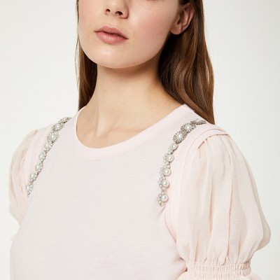 Camisola feminina rosa com mangas bufantes e detalhes de pérolas nos ombros