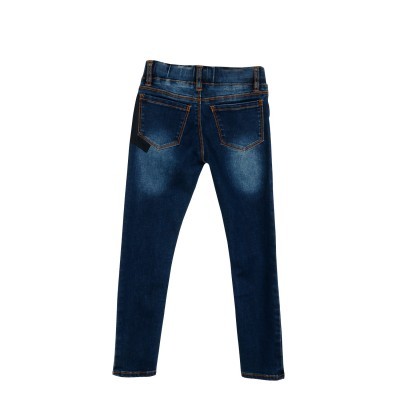 Calças de ganga azuis escuras com costuras castanhas e duas bolsas traseiras