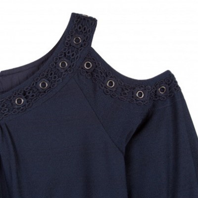 Top azul escuro com ombro assimétrico, ilhós metálicos e renda circular no decote
