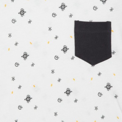 tecido branco com estampas pretas e bolso preto