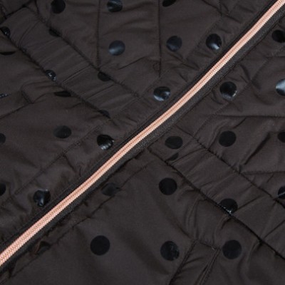 Casaco acolchoado preto com bolinhas e fecho de correr cor de rosa claro