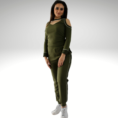 Conjunto roupa feminina verde com detalhes em tiras nos ombros e riscas laterais nas calças