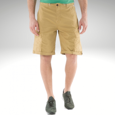 Calções masculinos bege com bolsos cargo em fundo cinza