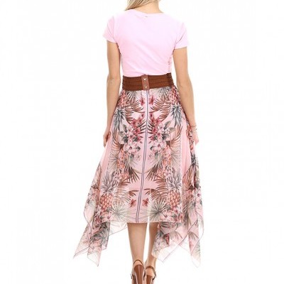 Vestido feminino rosa com saia floral translúcida e faixa castanha na cintura, visto de costas