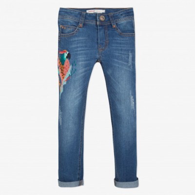 Calças de ganga azul com bordado colorido de pássaro e bainha dobrada