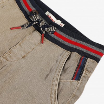 Calças bege com cós elástico azul e riscas vermelha e cinza, bolso na frente e cordão ajustável