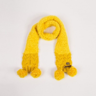 Cachecol amarelo de malha grossa com pompons e detalhes trançados