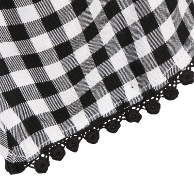 Pano xadrez preto e branco com crochê preto na borda