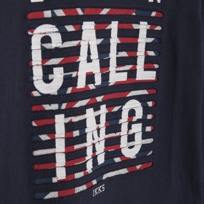 T-shirt azul escuro com texto e padrão da bandeira do Reino Unido