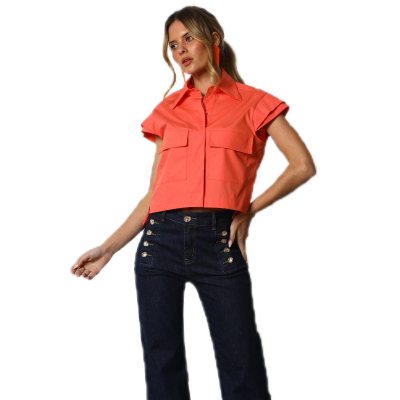 Camisa curta coral com bolsos e calças de ganga azul escuro com botões