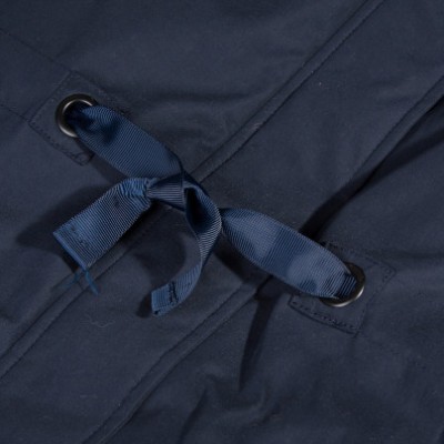 Detalhe de tecido azul escuro com cordão de fita azul amarrado