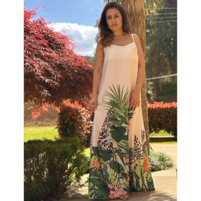 Vestido comprido bege com padrão de folhagem e flores em ambiente exterior