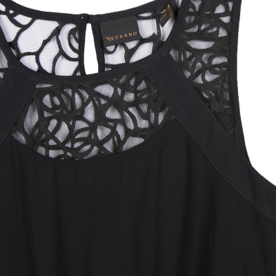 Top preto sem mangas com detalhes rendados translúcidos e etiqueta DECKARO