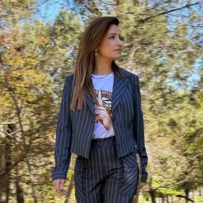 Mulher com fato risca de giz azul escuro e branca t-shirt com estampado em ambiente exterior