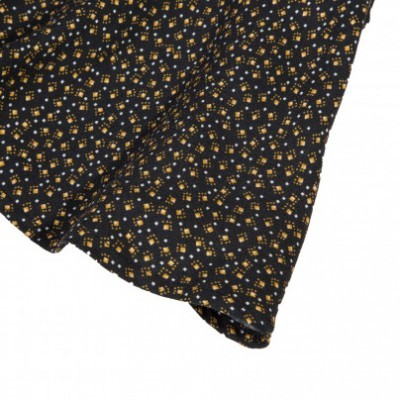 Peça de roupa preta com estampado de pequenos quadrados amarelos e brancos