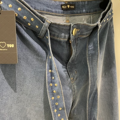 Jeans de ganga azul com cinto de rebites dourados e etiquetas com texto 'miss ❤ YOU'