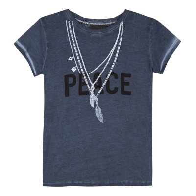 T-shirt azul escuro com texto PEACE e padrão de correntes e penas