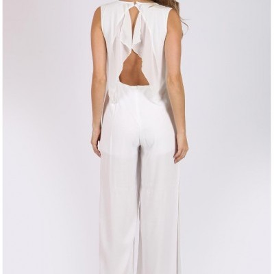 Macacão branco sem mangas com recorte nas costas