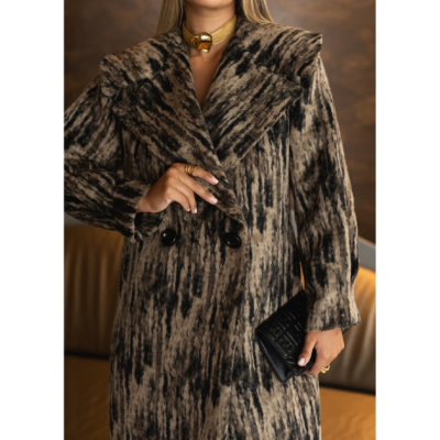 Casaco feminino longo castanho e preto, carteira preta e anéis, fundo interior