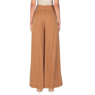 Calças compridas castanho claro com corte largo vistas de costas