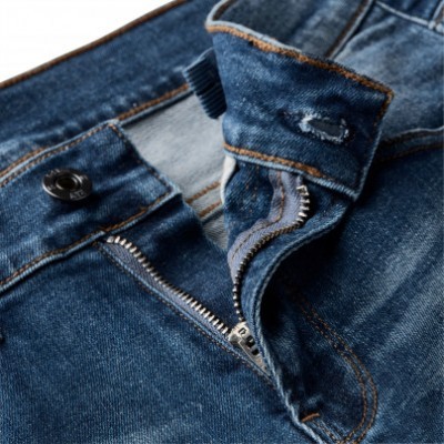 Calças de ganga azuis com fecho de correr aberto