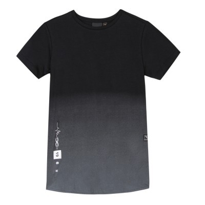 Camiseta preta com degradé cinza e estampas brancas no canto inferior esquerdo