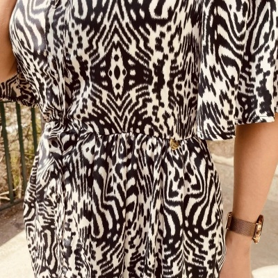 Vestido preto e branco padrão animal com mangas curtas largas