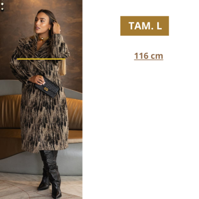 Casaco longo com padrão abstrato castanho e preto em mulher com mala preta