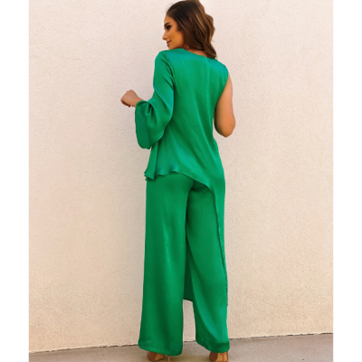 Conjunto feminino verde com blusa assimétrica e calças largas