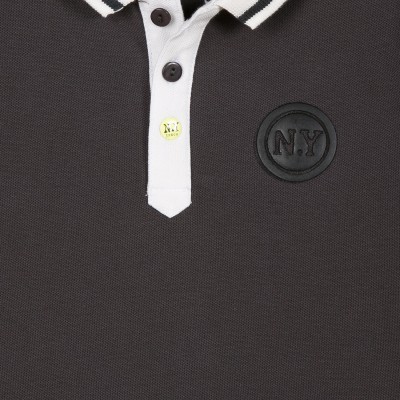 Polo preto com gola branca e emblemas N.Y.