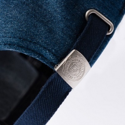 Boné azul com ajuste metálico e fita de tecido azul escuro