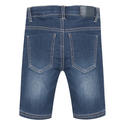 Calções de ganga azul escuro com bolsos traseiros e etiqueta preta na cintura