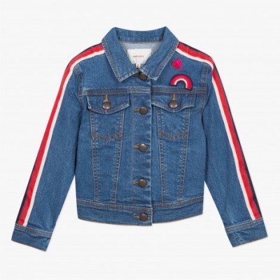 Casaco de ganga azul com riscas vermelhas e brancas nas mangas e bordados coloridos no peito