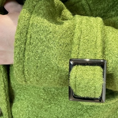 manga de casaco verde claro com fivela metálica quadrada