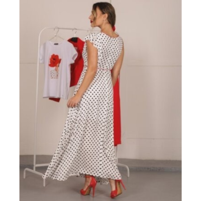 Vestido longo branco com bolinhas pretas, cinto vermelho e sapatos altos vermelhos