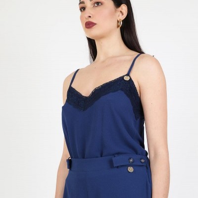 blusa azul escura com renda preta e calças azuis de cintura alta com botões dourados