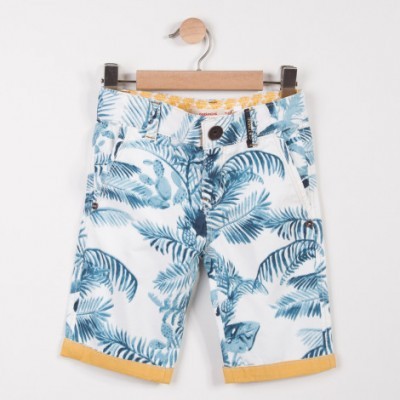 Calções infantis azul e branco com padrão de folhas e detalhes amarelos