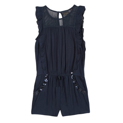 Macaquinho azul escuro com babados e lantejoulas nos bolsos.